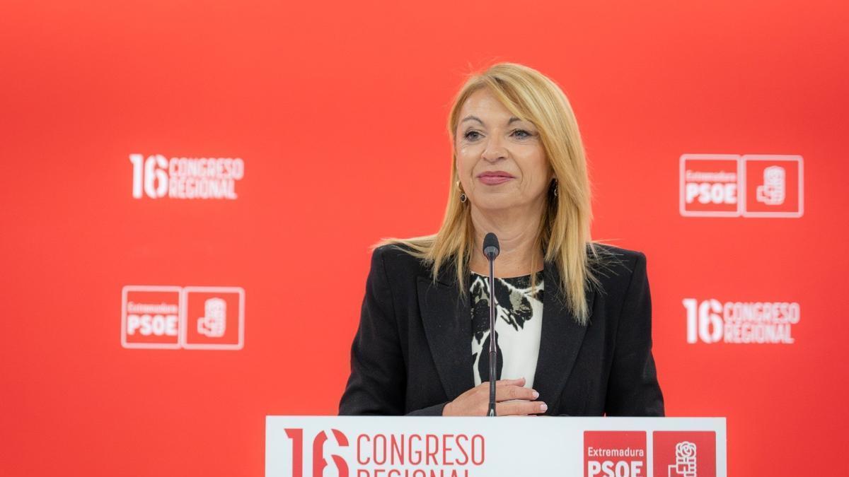La portavoz del PSOE en la Asamblea de Extremadura, Piedad Álvarez, en rueda de prensa en Mérida