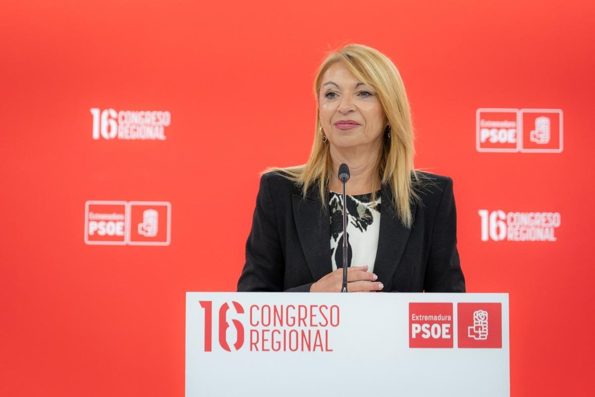 La portavoz del PSOE en la Asamblea de Extremadura, Piedad Álvarez, en rueda de prensa en Mérida