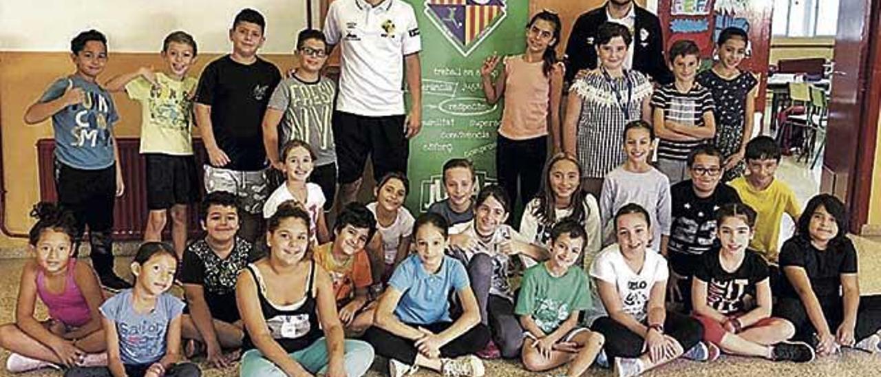 Lolo y Diego Quintela, jugadores del Palma futsal, visitaron ayer el colegio de Sa Indiotería.