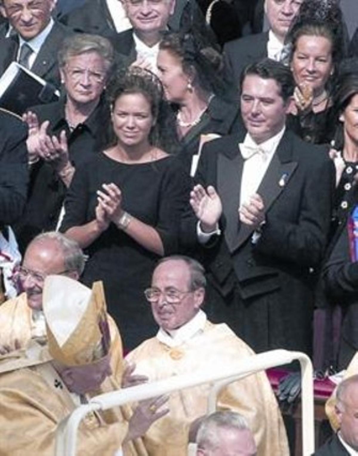 Irene Vázquez, amb el seu marit, l’exministre Michavila, en la santificació d’Escrivá de Balaguer, el 2002. Irene Vázquez, amb el seu marit, l’exministre Michavila, en la santificació d’Escrivá de Balaguer, el 2002.