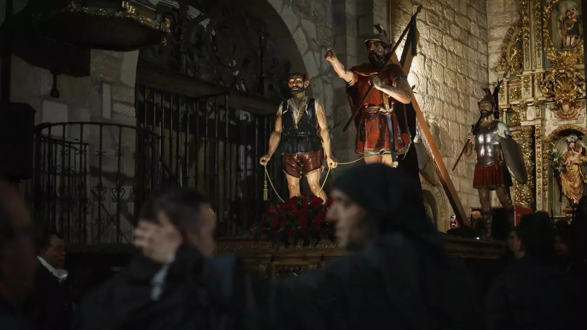 Vuelve a ver aquí el baile del 'Cinco de Copas' con el que empieza la procesión de Jesús Nazareno