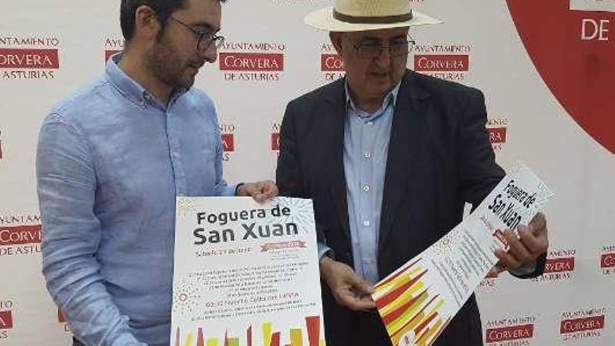 Manuel Campa y Rafael Alonso, con el cartel festivo.