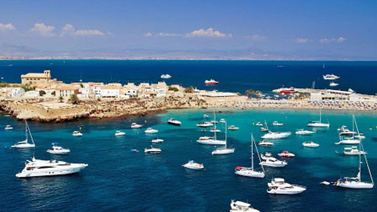 Barcos, en aguas de Tabarca. 