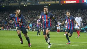 Alba celebra el primer gol azulgrana junto a Kounde y Raphinha tras superar a Bono 