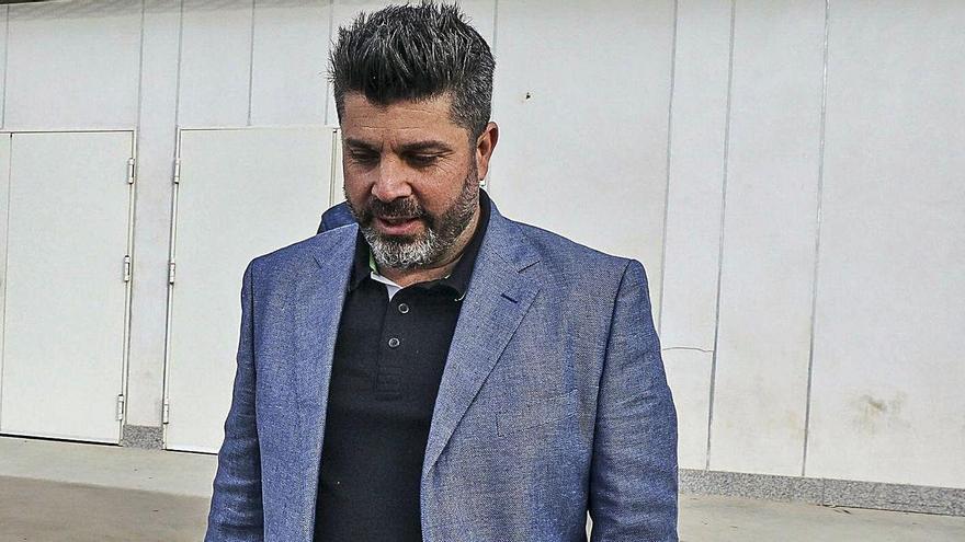 Christian Bragarnik saliendo de las oficinas del estadio Martínez Valero.