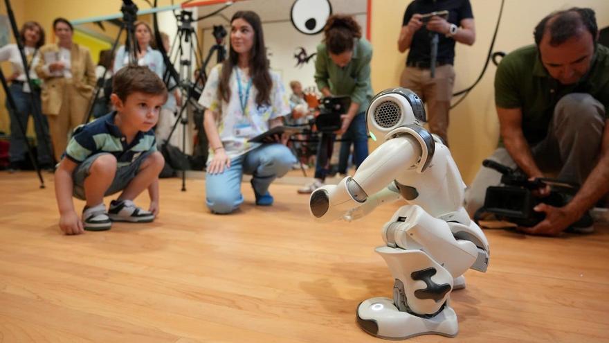 Juande, el primer robot para niños en San Juan de Dios