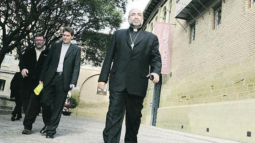 Sanz Montes, ayer, caminando por Huesca, después de la rueda de prensa que ofreció tras ser nombrado arzobispo de Oviedo.