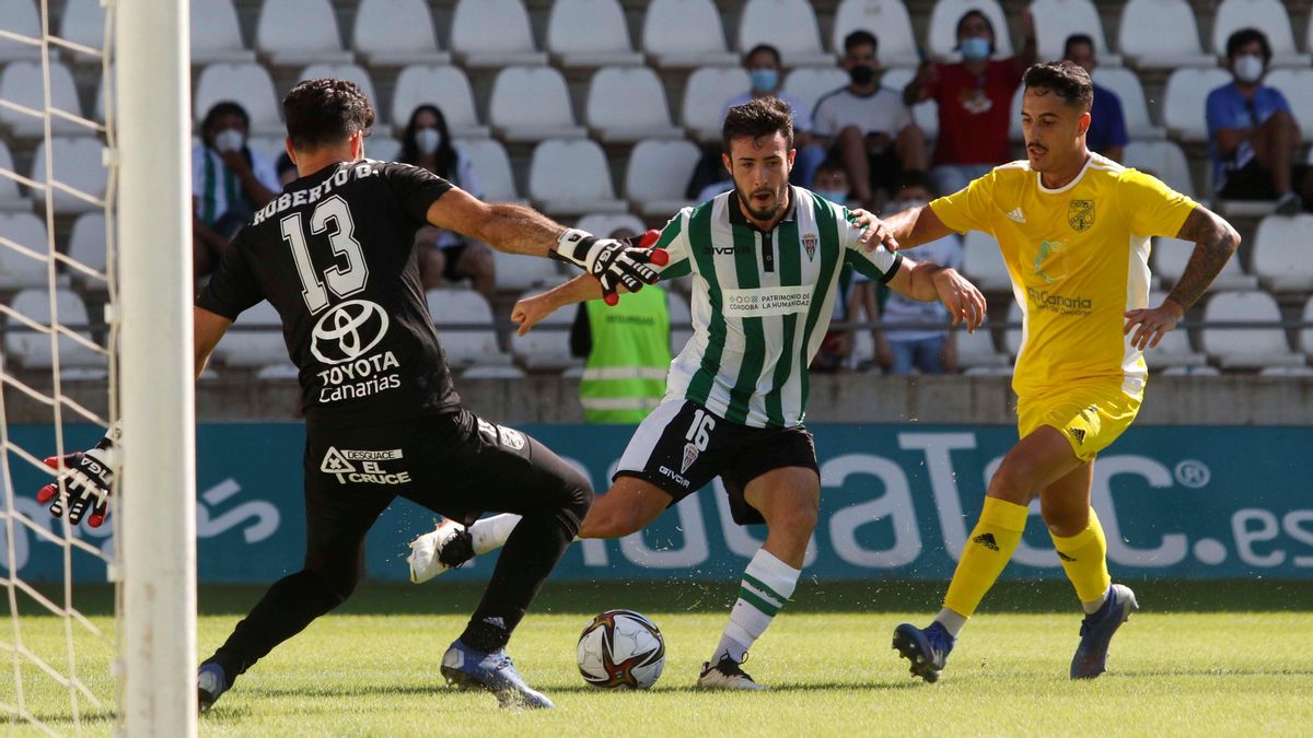 Calos Puga ingresa en el área durante un partido disputado en El Arcángel.