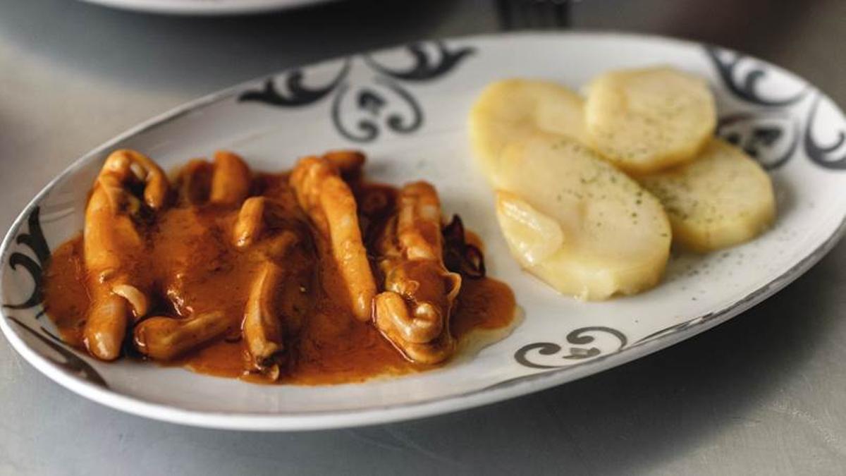 Salsa de callos para cubrir con ella una lata de navajas al natural.