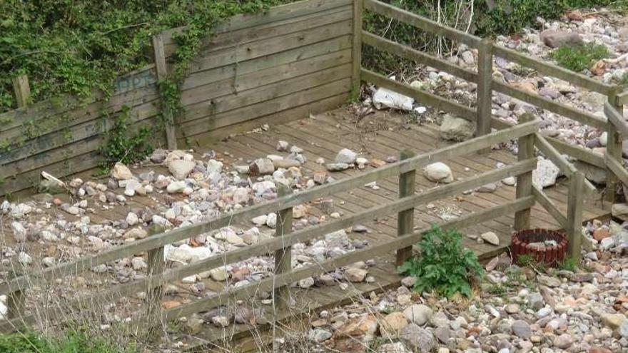 Las escaleras de la playa de Rebolleres, cubiertas de piedras.