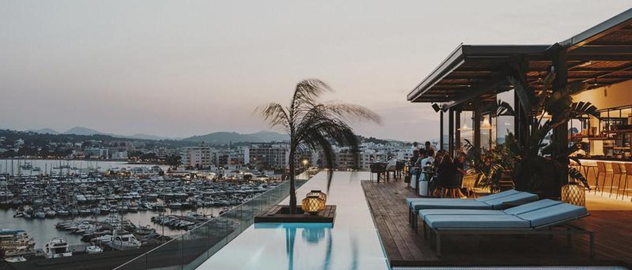 Terraza del hotel Aguas de Ibiza. | SALVA LOPEZ