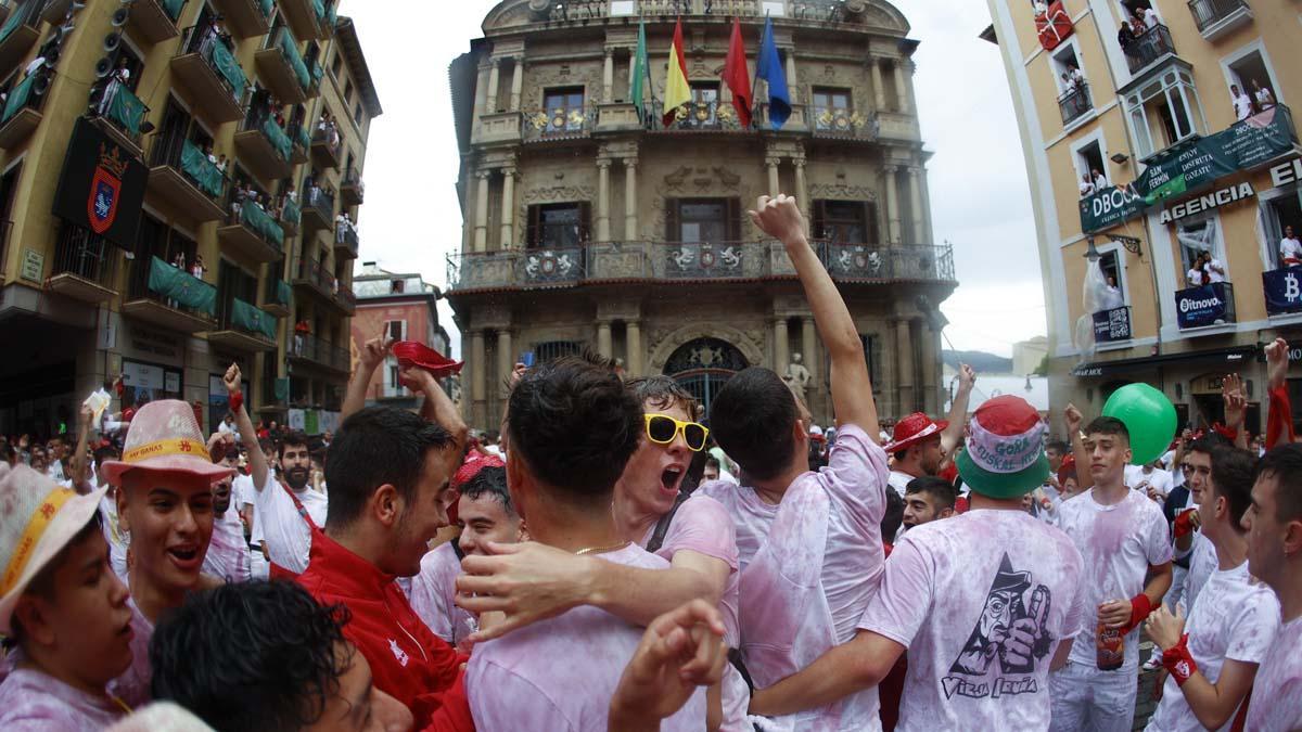 Un grupo de jóvenes disfruta en la Plaza Consistorial de Pamplona este miércoles antes del chupinazo de los Sanfermines 2022.