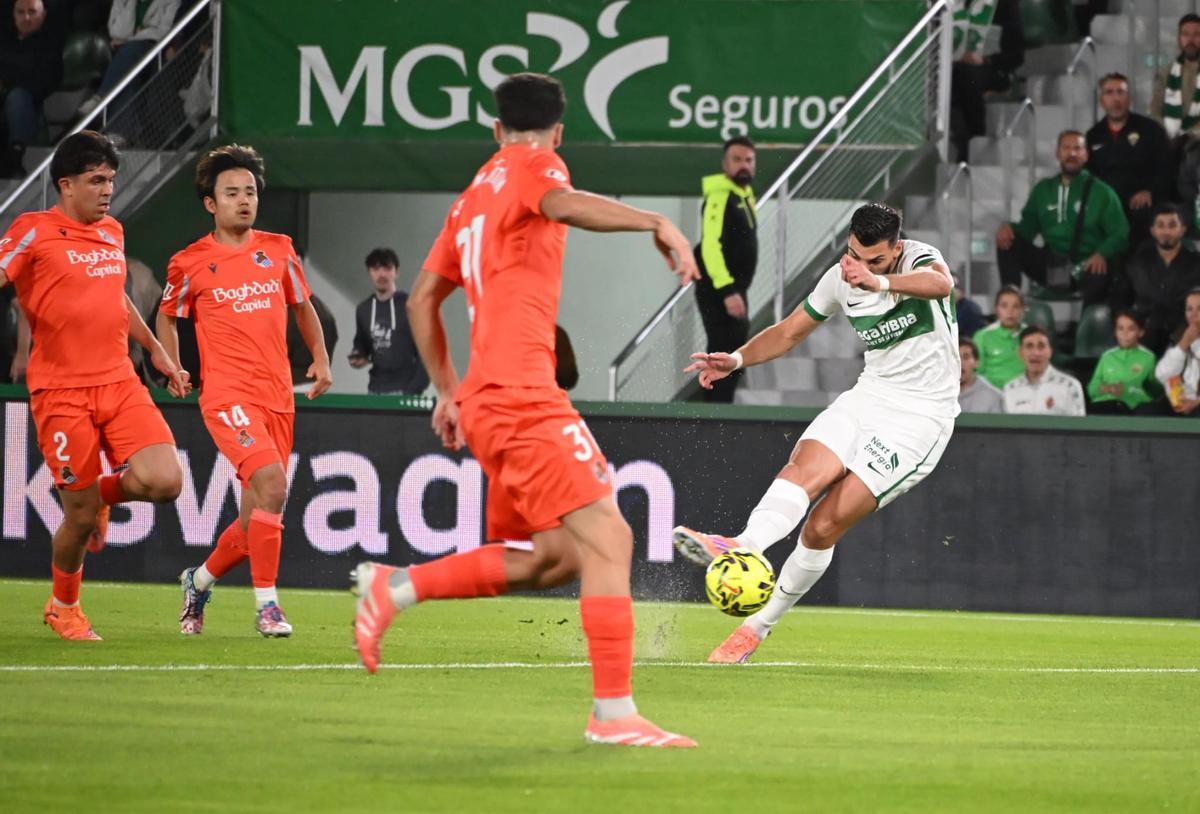 Rafa Mir lanza a portería en el encuentro contra la Real Sociedad.