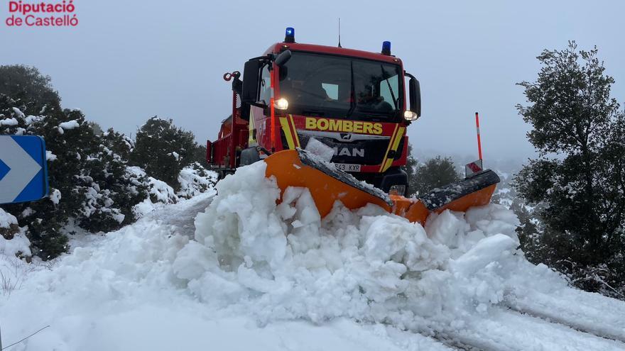Vídeo: Dura jornada del dispositivo especial de nevadas de los Bomberos de Castellón