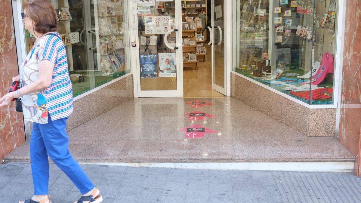 Comercio con una puerta convencional en una zona céntrica de Alicante.