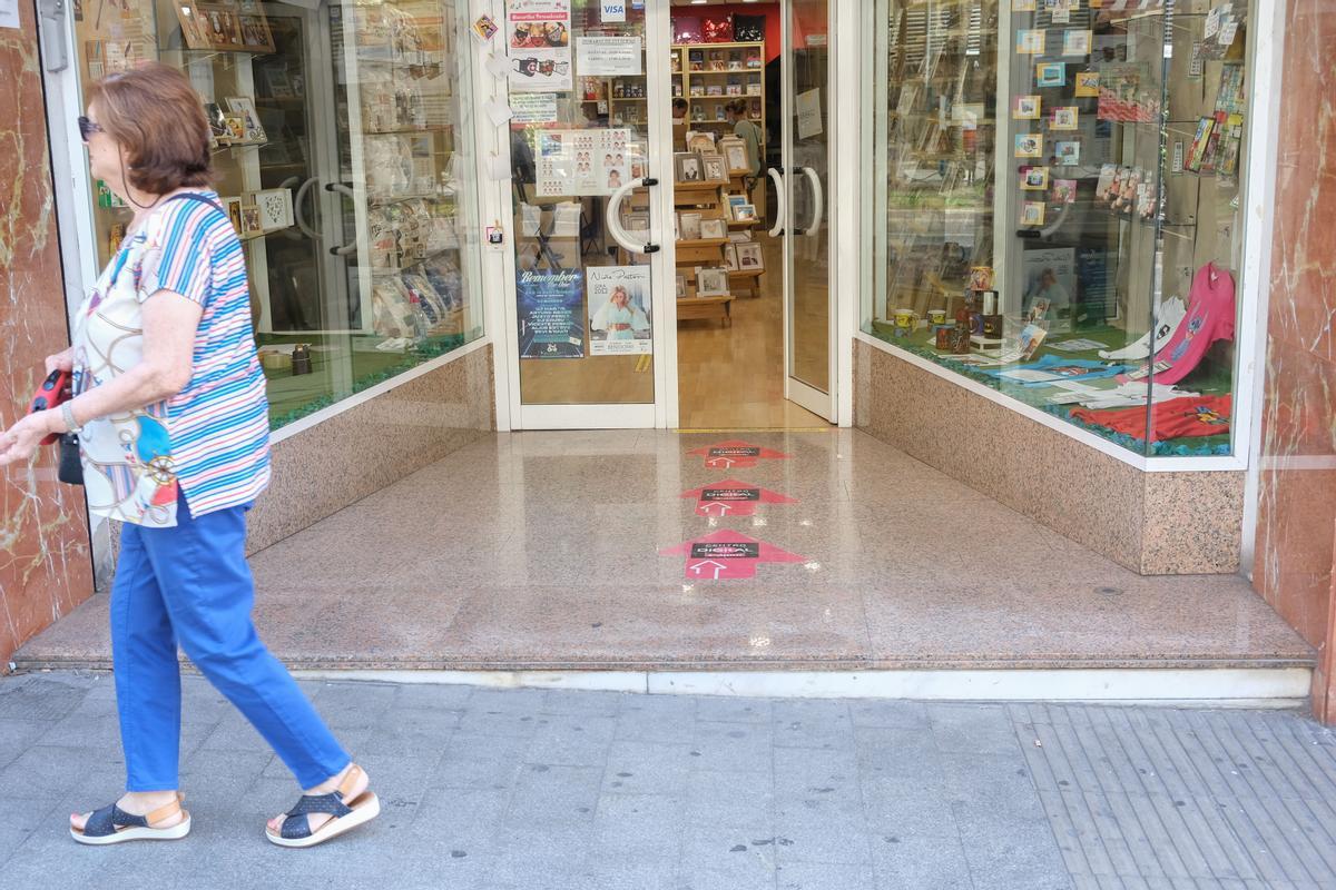 Comercio con la puerta abierta en una zona céntrica de Alicante.