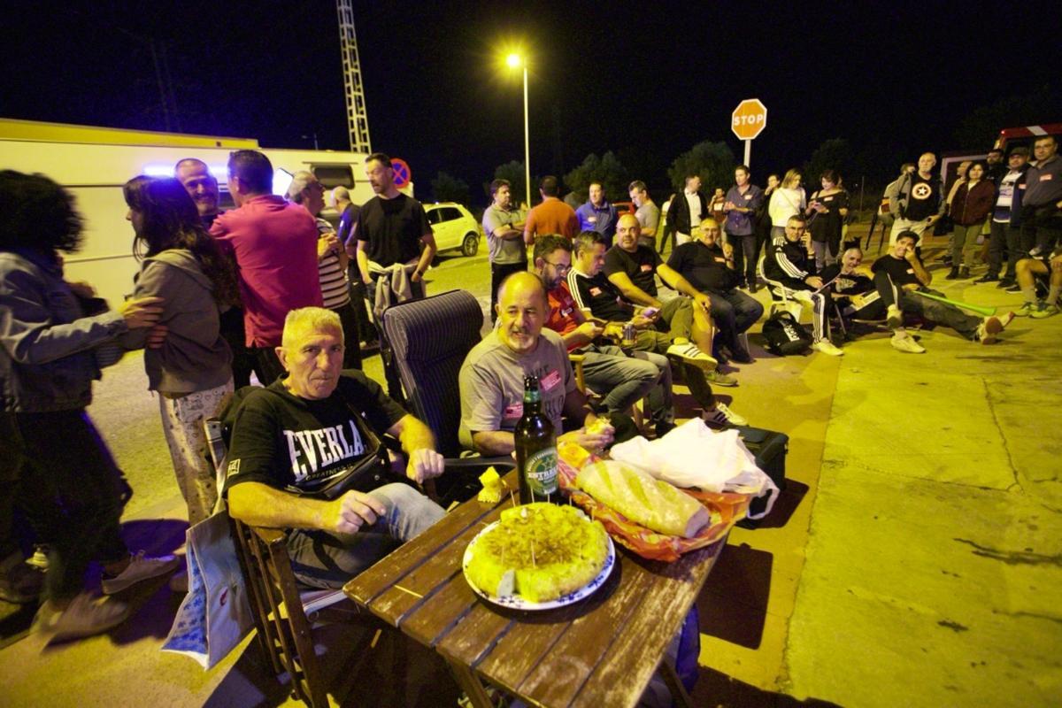 Tortillas de patatas y bocadillos en la acampada de los 'coloraos' fuera de las cocheras en San Ginés