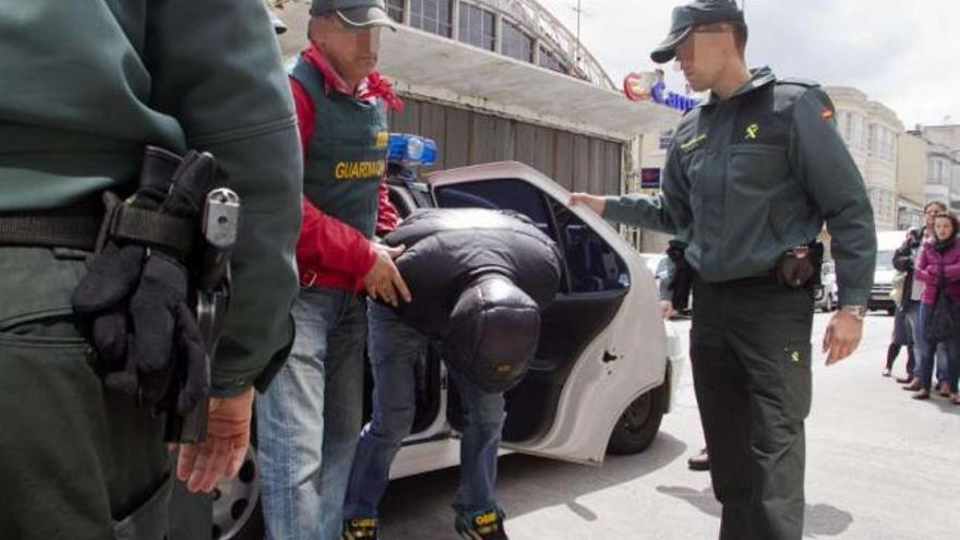 Uno de los detenidos, El Pibe, ayer, ante los juzgados de Vilalba. / efe