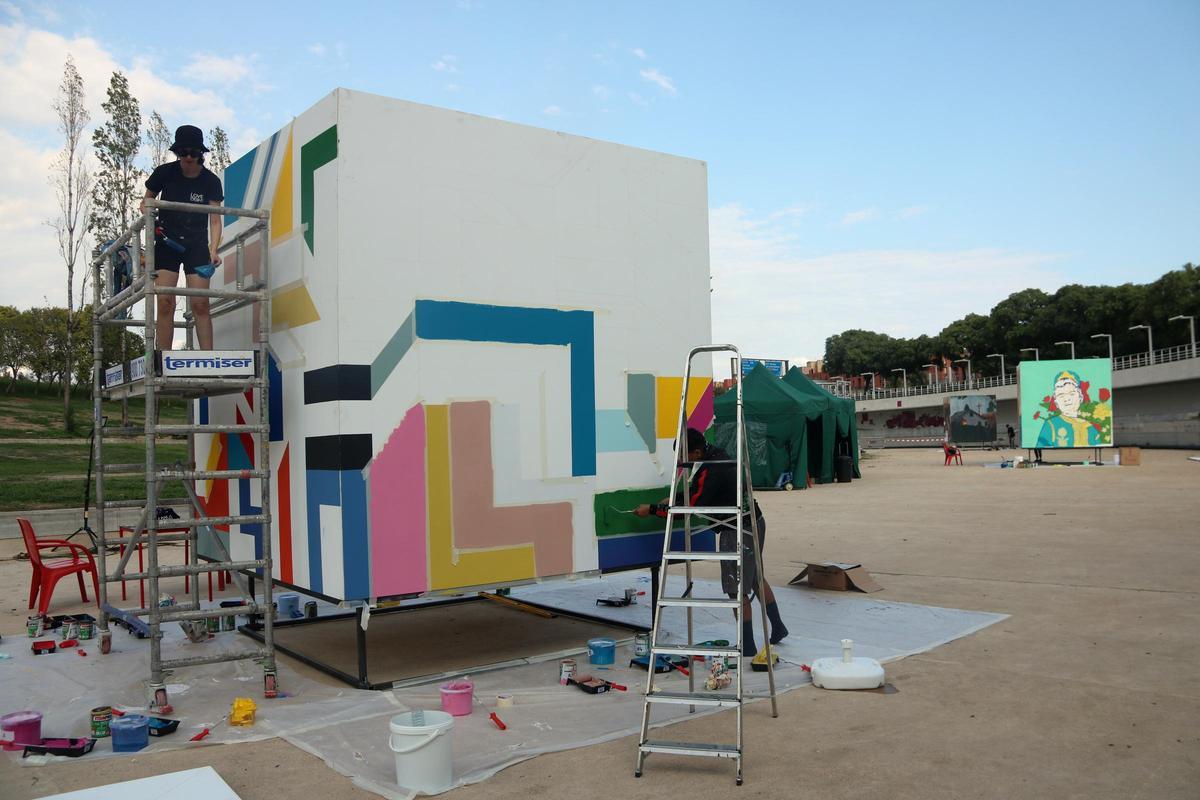 Los artistas muralistas que participan del proyecto de arte urbano 'Paisajes cúbicos' en el parque de la Trinitat por la Mercè 2024
