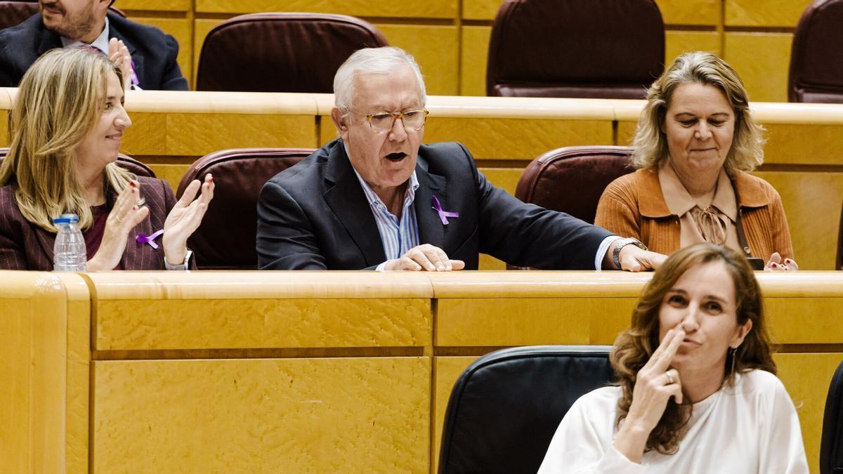 La ministra de Sanidad, Mónica García y el senador del PP Javier Arenas, discuten durante una sesión plenaria en el Senado.