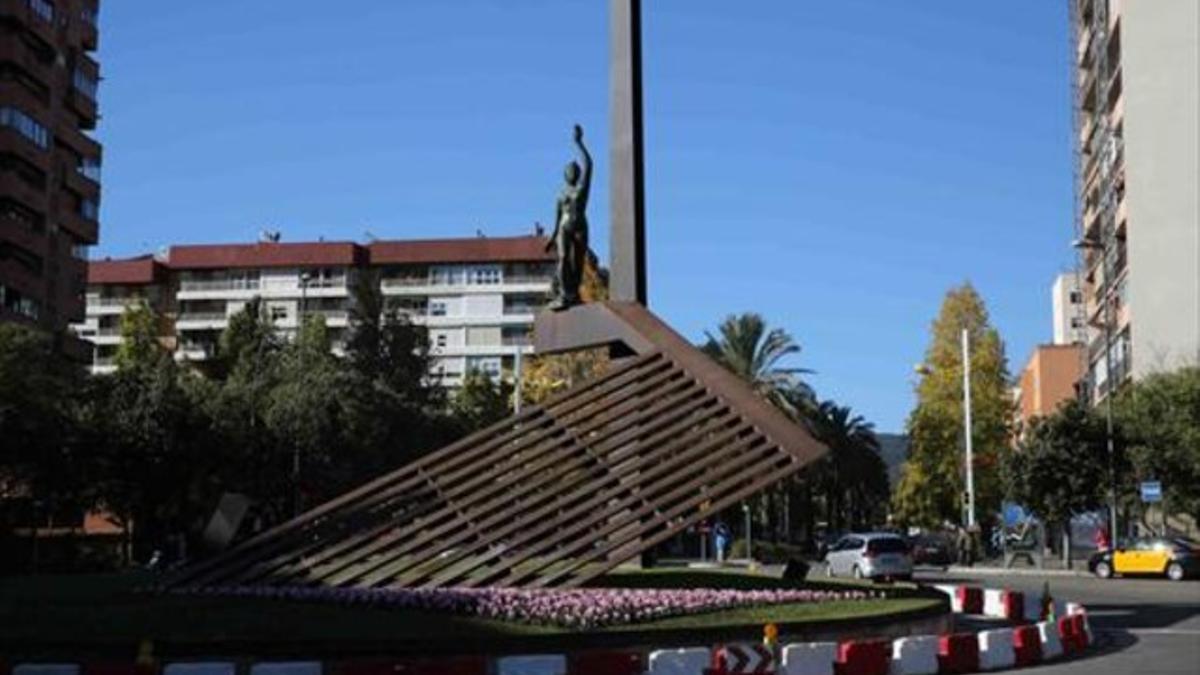 La plaza de Llucmajor, ayer, con la estatua de la República en el centro.