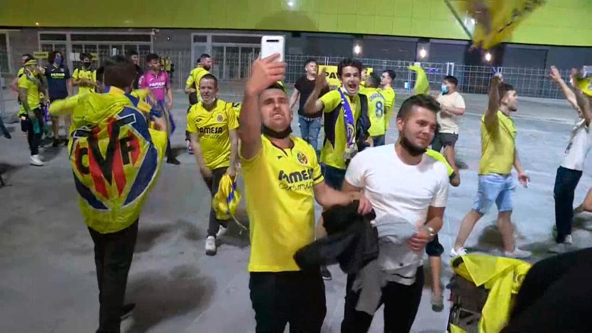 Aficionados del Villarreal se echan a la calle para celebrar un título histórico