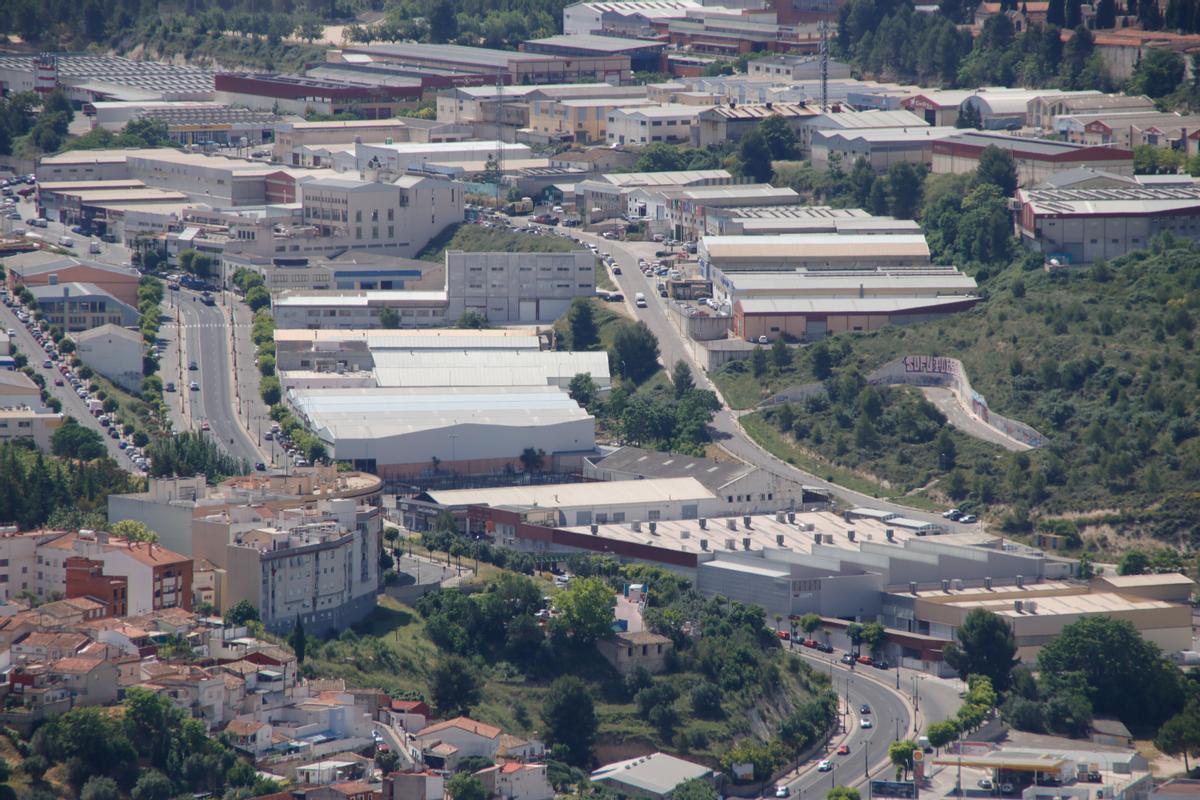 Una zona industrial de Alcoy, con algunas viviendas a relativamente poca distancia.