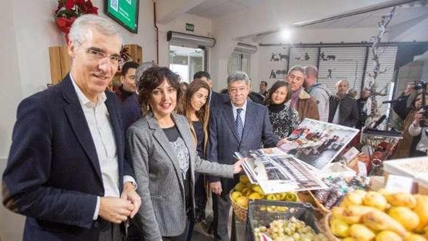 Francisco Conde (i.) y Sandra González, ayer, en el mercado. // D.B.M.