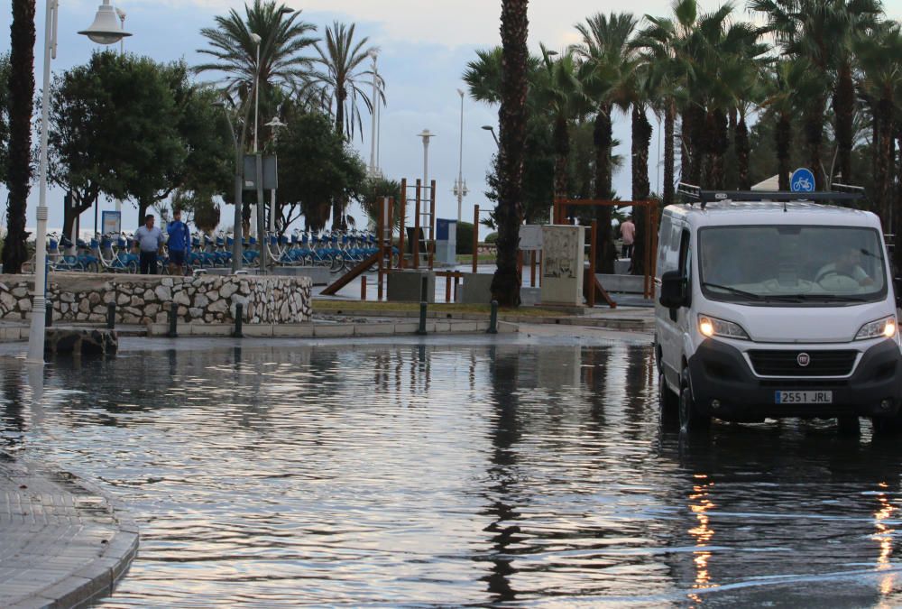 El paseo marítimo de Huelin y la calle Pacífico amanecían inundadas por el agua y provocando retenciones de tráfico.