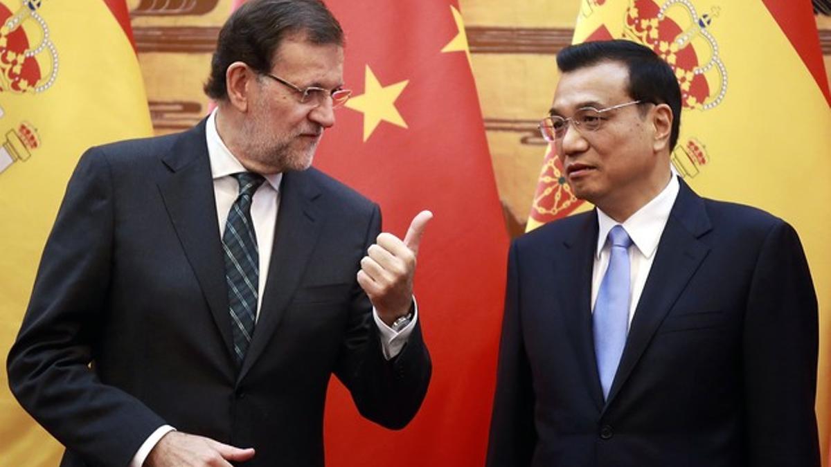Mariano Rajoy habla con el primer ministro chino, Li Keqiang, el jueves en Pekín.