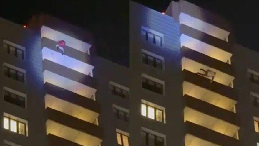 El estremecedor vídeo en el que un joven disfrazado de Papá Noel muere al caer desde un piso 24