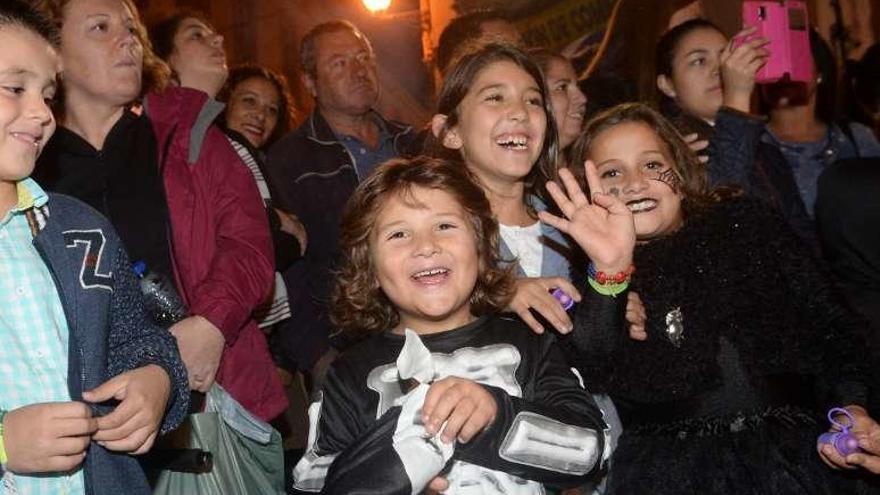 El público en la calle Rey Daviña // Noé Parga