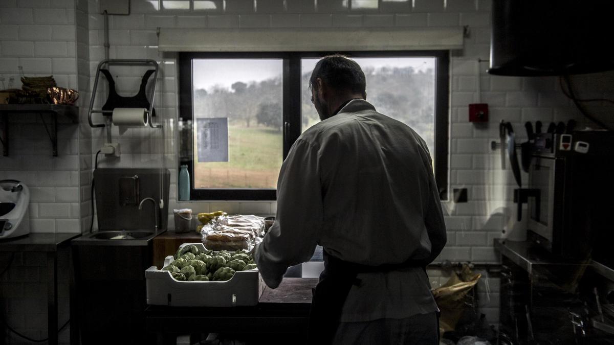 El Chef Jorge Ramajo En La Cocina Con Vistas A La Dehesa.