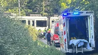 Atropello en el paso a nivel de El Bayu, en Siero: el tren arrolla a un hombre de 66 años, trasladado al HUCA con pronóstico reservado