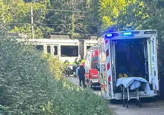 Atropello en el paso a nivel de El Bayu, en Siero: el tren arrolla a un hombre de 66 años, trasladado al HUCA con pronóstico reservado