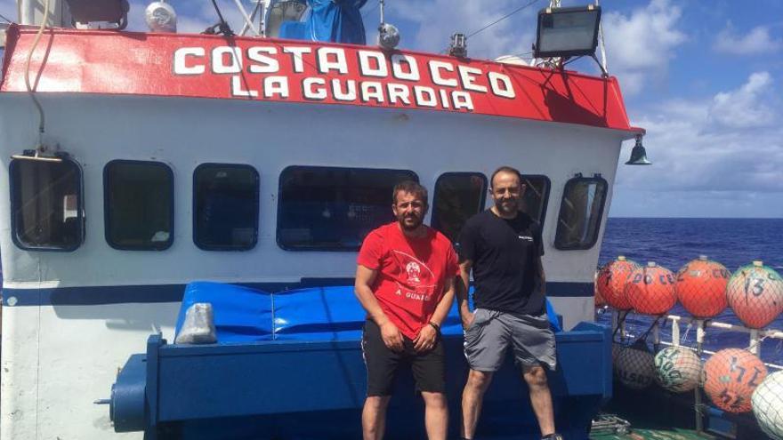 Francisco J. Vicente y Antonio J. Adrover en el “Costa do Ceo”, ayer en medio del Atlántico