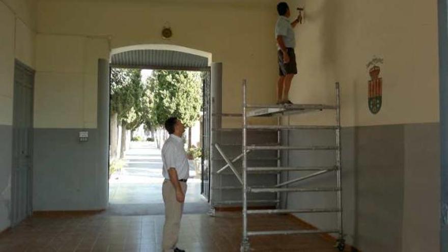 Cerdá observa a un operario en el cementerio.