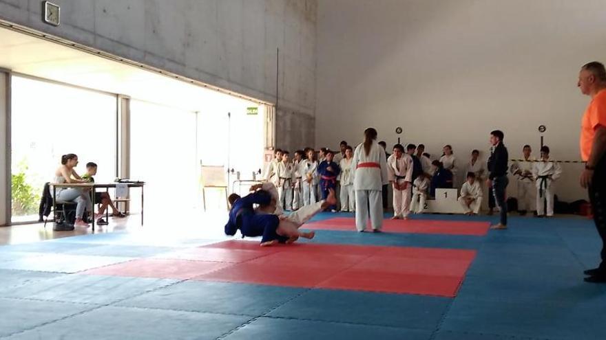 Muro organiza con éxito el primer Trofeo &quot;Moros y Cristianos&quot; de judo