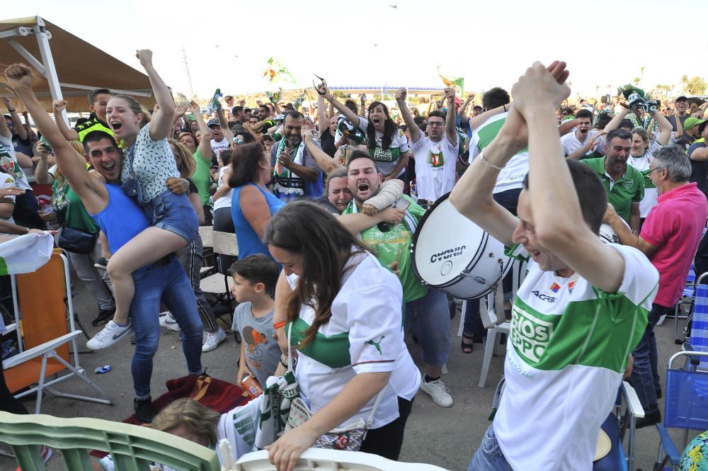 Unos mil aficionados ven el triunfo del Elche en pantalla gigante junto al estadio Martínez Valero