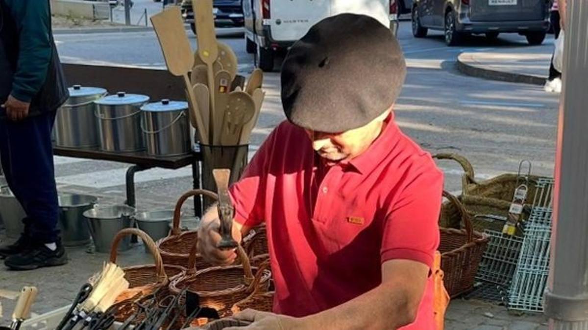 Un expositor a la Fira de Sant Isidre