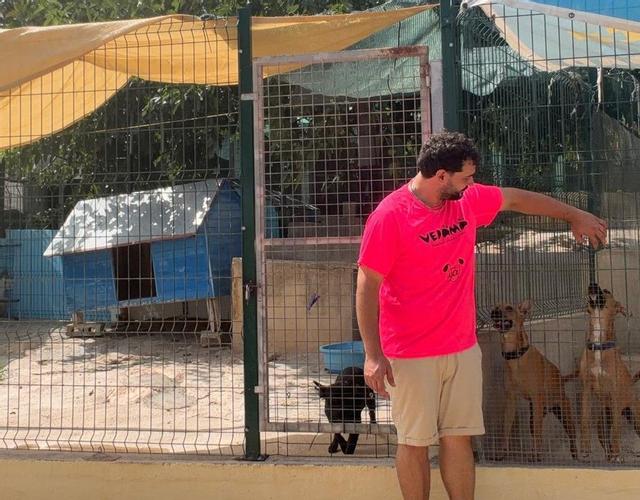 Borja Català en el refugio de Vedama en Oliva.