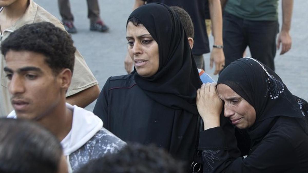 Palestinos lloran la muerte de familiares suyos, fuera de la morgue del hospital de Al-Shifa, en Gaza, este lunes.