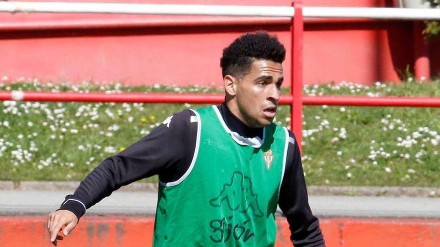 Mascarell controla un balón durante un entrenamiento en Mareo.