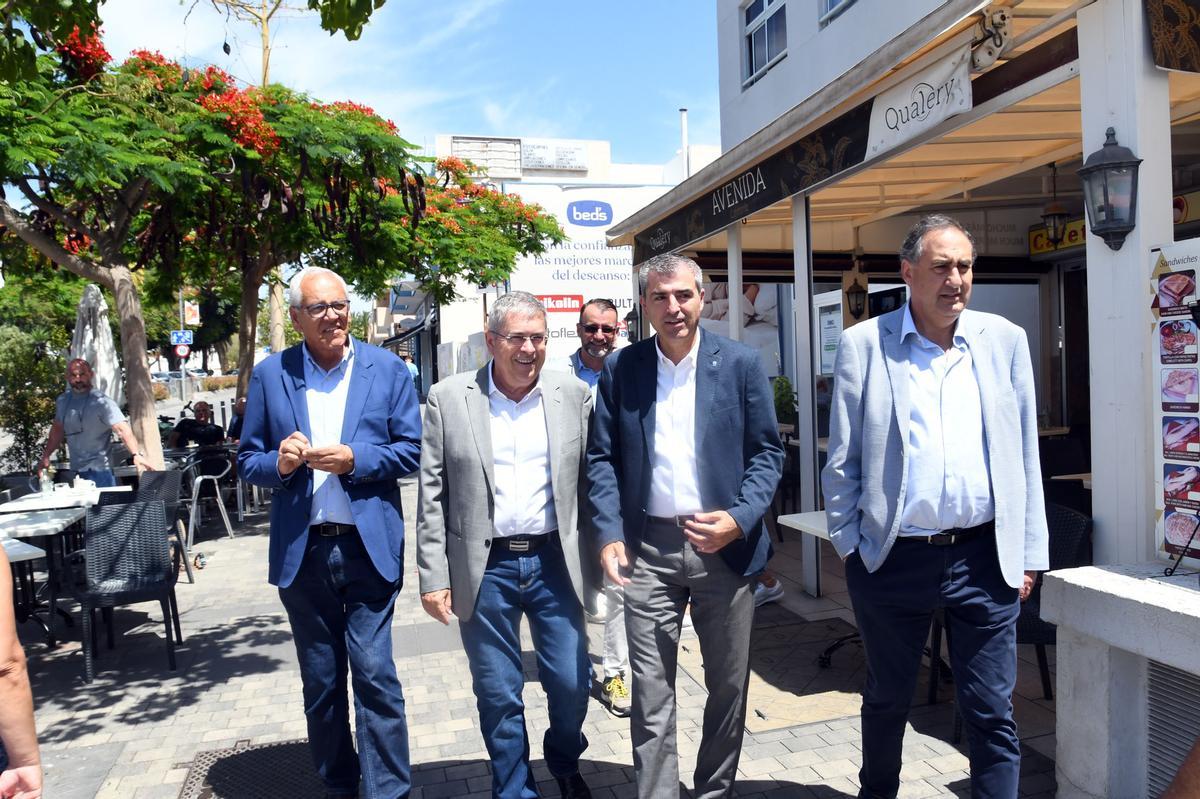 Por la izquierda, Ramón Suárez, Marco Aurelio Pérez, Manuel Domínguez y Felipe Afonso, este viernes en la Avenida de Gáldar.