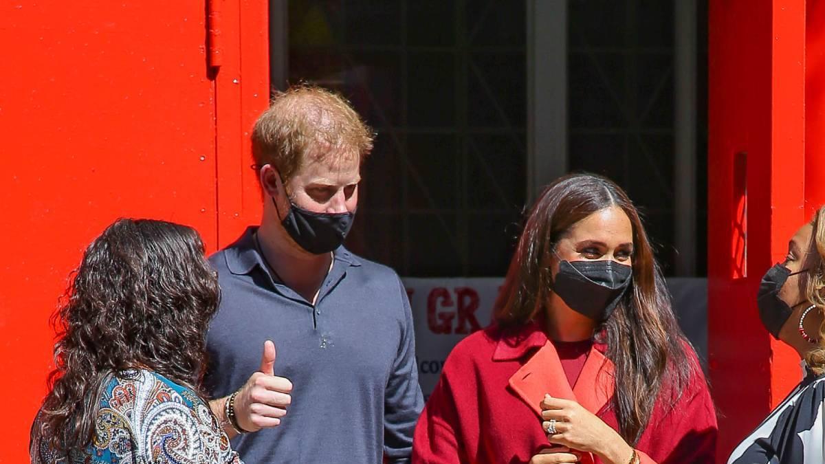 Meghan Markle y el príncipe Harry saliendo de un restaurante en Nueva York