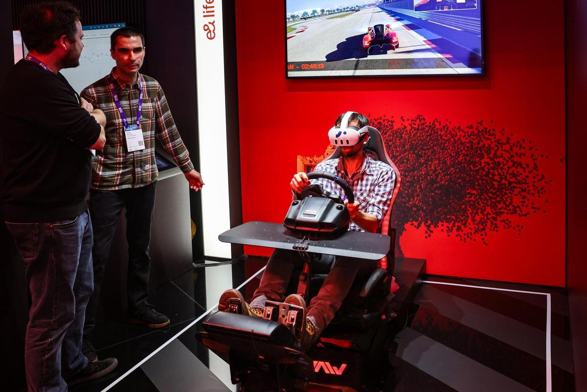 Un home condueix un vehicle amb realitat virtual al MWC