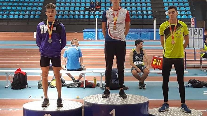 Imagen del podio, con Elian López en el centro con la medalla de oro.