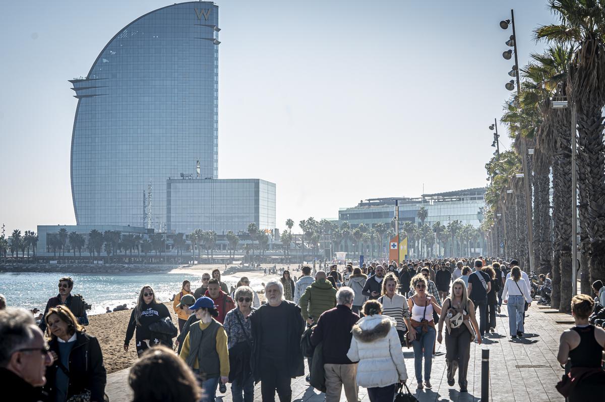 Los barceloneses acuden en masa a las playas de la ciudad para disfrutar del último día primaveral antes de la llegada del frío