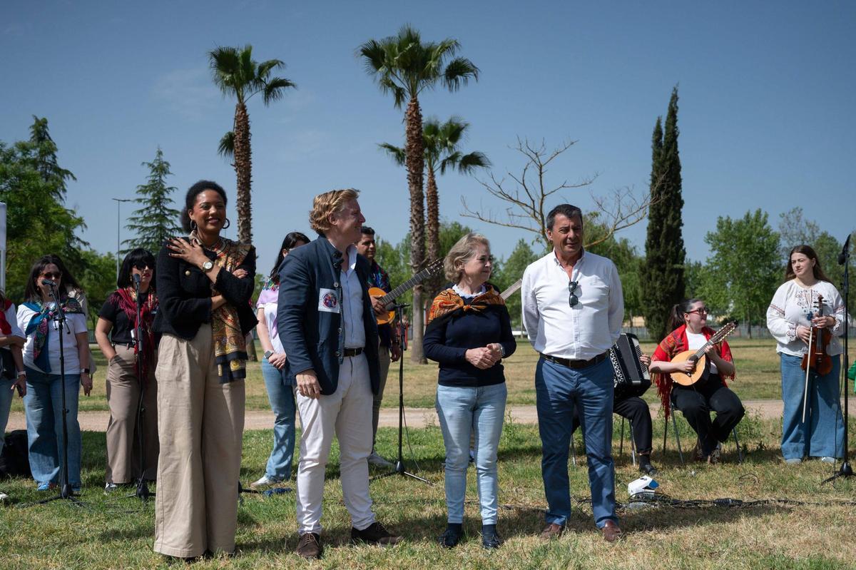 Fotogalería | Miles de niños bailan folklore en Badajoz para reivindicar la identidad y tradición extremeña