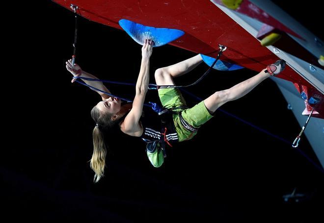 Foto de archivo tomada el 17 de septiembre de 2016, la eslovaca Janja Garnbret compite durante la final femenina de los Campeonatos Mundiales de Escalada y Paraclimpiada en pista cubierta de 2016 en el Accor Hotels Arena de París.